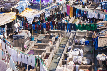 Dhobi Ghat ist ein beliebter Outdoor-Waschsalon in Mumbai, Indien. © saiko3p / Shutterstock