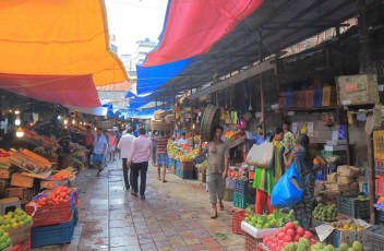 Der Crawfort Market ist einer der größten in Südmumbai und zieht jeden Tag viele Leute an. © TK Kurikawa / Shutterstock