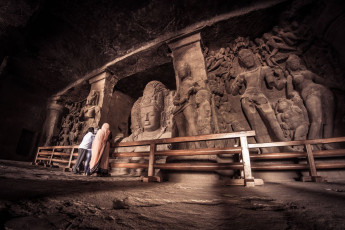 Die Elephanta-Höhlen auf Elephanta Island sind ein UNESCO Weltkulturerbe. Dort kann man 1000 Jahre alte Statuen von Shiva in verschiedenen Darstellungen sehen. Die Insel ist nur eine einstündige Fahrt mit der Fähre von Mumbai entfernt. ©  Daniel Doerfler/ Shutterstock
