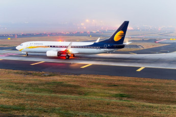 Die Jet Airways Boeing 737-800 bereitet sich am Mumbai Airport auf den Lift-off vor. © boeingman / Shutterstock