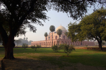 Das majestätische Humayun-Mausoleum in Neu-Delhi ist ein UNESCO Welterbe, dass einen Besuch wert ist. © Sergii Rudiuk / Shutterstock
