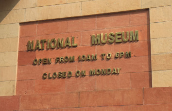 Das Eingangsschild des Museums in Neu-Delhi, Indien. © TK Kurikawa / Shutterstock