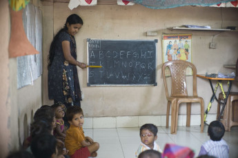 Die Kinder aus den Dharavi Slums lernen aus der Straße oder in kleinen Klassenräumen. Dharavi ist der zweitgrößte Slum der Welt nach einem in Mexiko. © gary yim/ Shutterstock
