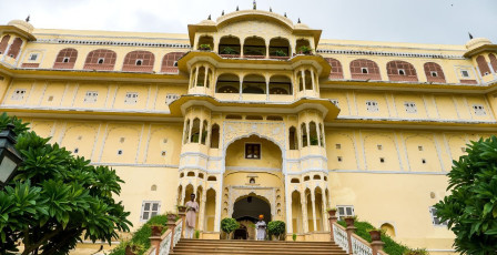 Der wunderschöne Eingangsbereich des Palasts in Samode, Indien. © emei Shutterstock