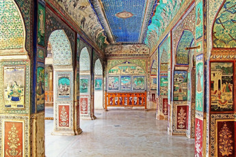 Am Bundi-Palast sind die reichen, traditionellen Rajput-Wandmalereien und -Fresken bemerkenswert - Foto von Igor Plotnikov