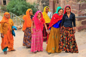 Lächelnde Frauen in Bundi - Foto von Don Mammoser