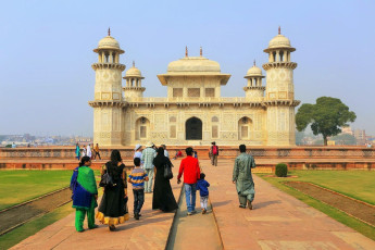 Itimad-ud-Daulah-Grabmal in Agra. Dieses Grabmal wird oft als Vorlage für das Taj Mahal bezeichnet – Foto von Don Mammoser