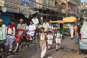 Kinder auf ihrem Schulweg in Alt Delhi - Foto von Matyas Rehak