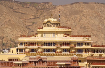 Stadtpalastkomplex mit den Arvallibergen im Hintergrund, Jaipur - Foto von Bill Perry