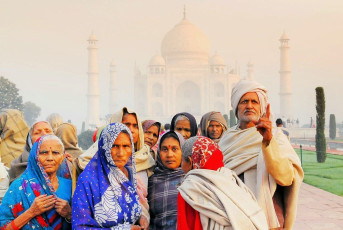 Indische Besucher beim Weltwunder Taj Mahal in Agra, Indien, bei Sonnenaufgang - Foto von Regien Paasse