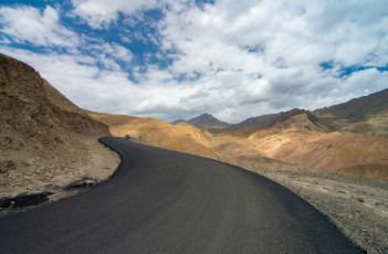 Die neue Leh/Srinagar-Autobahn am Fotu-La-Pass in Ladakh. © Amitrane