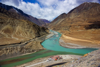 Wo der Zanskar und der Indus bei Nimmu in Ladakh zusammenfließen, leuchtet das Wasser in verschiedenen Grüntönen. © Arini