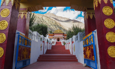 Die Samstanling Gompa im Dorf Sumur im Nubra-Tal ist ein perfektes Beispiel für die tibetisch-buddhistische Architektur. © Nipshutter