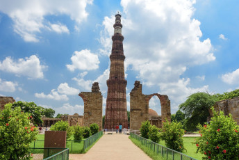 Qutub Minar in Neu-Delhi verfügt über das höchste aus Ziegelsteinen errichtete Minarett. © Kingsly
