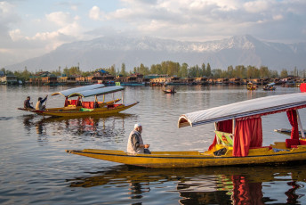 Alltag auf den Gewässern des Dal-Sees, einem beliebten Touristenziel in Srinagar. Die Einheimischen nutzen Shikaras als Transportmittel. © Benjawan Sittidech