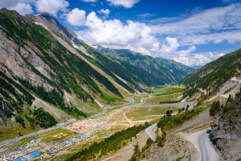 Vom Zoli La-Pass an der Straße zwischen Srinagar und Leh hat man einen umwerfenden Blick auf das Baltal Camp und das Tal. © Strukturenxx