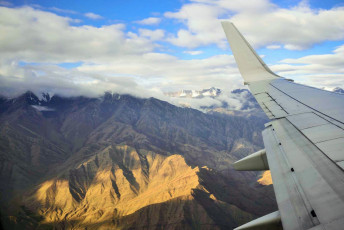 Flugzeugflügel über der Bergkette des Himalaya – Foto von Tassapon