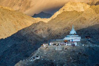 Shanti-Stupa nahe Leh, Ladakh, Indien – Foto von theskaman306