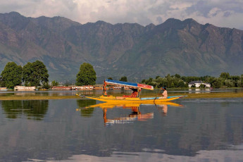 Lebensstil auf dem Dal-See, Einheimische benutzen „Shikara“, kleine Boote für den Transport auf dem See in Srinagar, Staat Jammu und Kashmir, Indien – Foto von khlongwangchao