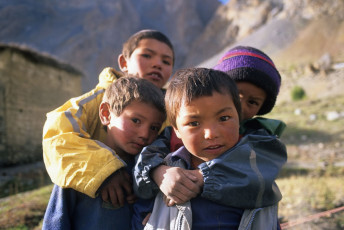 Kinder in der Region Lingshed Zanskar posieren für ein Foto, Ladakh, Indien – Foto von Baciu
