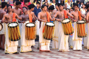 Onam-Feierlichkeiten in Kerala. Männer und Schüler tragen „Mundu“ und spielen auf der „Chenda“, ein traditionelles Schlaginstrument - Foto von Ajay PTP