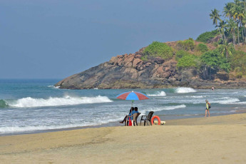 Rettungsschwimmer sitzen an einem heißen Tag am Strand in Kovalam unter einem Schirm - Foto von Ajayptp