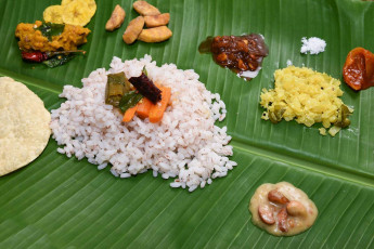Traditionelles Essen aus Kerala, gekochter Reis mit Curries, Parippu, Rasam, Pulisseri, Avial, Thoran, Olan, Naranga, Papadum, Banane, Buttermilch, Chips – Foto von Santhosh Varghese