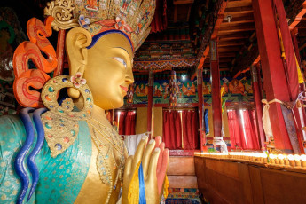Zukunftsbuddha oder Maitreya-Buddha beim Thiksey-Kloster, Leh-Ladakh, Indien - Foto von designbydx