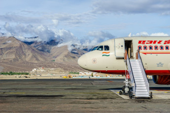 Air India Flugzeug beim Kushok Bakula Rimpochhe Flughafen in Ladakh. Sie ist die wichtigste Beförderungsairline Indiens und gehört Air India Limited, ein Unternehmen der indischen Regierung – Foto von Tooykrub