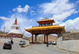 Wunderschöne Stadtansicht mit Tor im buddhistischen Stil in Leh, Ladakh, Jammu & Kashmir, Indien – Foto von Natalia Davidovich