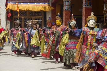 Buddhistische Lamas mit mystischen Masken tanzen den mystischen Maskentanz Tsam beim buddhistischen Fest Yuru Kabgyat bei der Lamayuru Gompa, Ladakh, Nordindien – Foto von OlegD