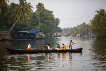 Eine typische Szene des Alltagslebens in den Backwaters von Kerala, Südindien