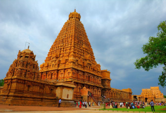 Der wunderschöne Brihadisvara-Hindu-Tempel in Thanjavur wurde im 11. Jahrhundert vom Chola-Herrscher Raja Raja dem Großen im dravidischen Stil erbaut. Er gehört zum Weltkulturerbe der UNESCO. Sein Turm ist einer der höchsten in Südasien.