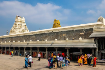 Gläubige, die den 1600 Jahre alten Kamakshi-Amman-Tempel in Kanchipuram, auch bekannt als die Stadt der Tempel, besuchen