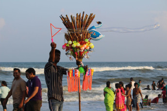 Ein Händler versucht, sein Spielzeug am Marina Beach in Chennai zu verkaufen. Dies ist der zweitlängste Stadtstrand der Welt. Er erstreckt sich über 6 km.