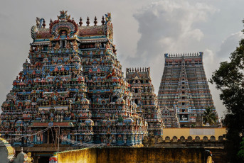 Einige der vierzehn prächtigen Gopurams des berühmten Meenakshi-Amman-Tempels in Madurai. Die Gopurams dienen als Eingänge zu den Schreinen und sind mit farbenfrohen Figuren verschiedener Gottheiten geschmückt