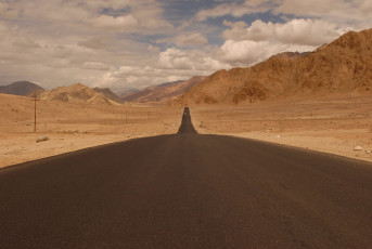 Ein ausladender Blick auf den Leh-Manali Highway, entlang der Himalaya-Landschaften Indiens. Leh Ladakh © Tracing Tea
