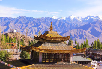 Leh, die Hauptstadt von Ladakh, die auch als Klein-Tibet bekannt ist, liegt auf einer Höhe von 3.524 Metern. Leh Ladakh © Kulpan