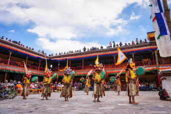 Mönche mit ausdrucksstarken, farbenfrohen Masken führen Cham (Maskentänze) während der buddhistischen Zeremonie im Hemis-Kloster auf. Die Kagya-Schule ist eine der wichtigsten Glaubensrichtungen des tibetischen Buddhismus © Mai Tram