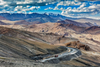 Ein malerischer Ausblick auf den Leh-Manali-Highway, wo ein indischer Lastwagen in der Nähe des Tanglang-La-Passes in Ladakh durch den Himalaya fährt © f9photos