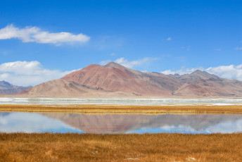 Die ruhige Anmut des Tso Kar-Sees im Rupsa-Tal. Dieser 28 km lange Salzwassersee liegt 4 500 m über dem Meeresspiegel © Lamhub