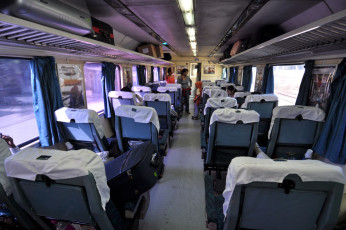 Eine Innenansicht des des Shatabdi Express, des schnellsten und luxuriösesten Zuges Indiens, der sich hier auf dem Weg von Amritsar nach Neu-Delhi befindet © JanS