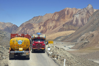 Tanklastwagen bringen Farbe in die blasse Berglandschaft entlang des Manali-Leh-Highways © Jeremy Richards