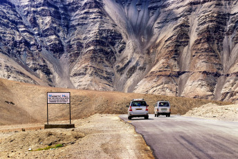 Ein verblüffender Hügel, welcher der Schwerkraft zu strotzen scheint. Fahrzeuge, die in der Nähe dieses Hügels geparkt sind, rollen bergauf, wenn die Handbremsen nicht angezogen werden, was dem Ort den Spitznamen „magnetischer Hügel“ verliehen hat. Leh, Indien © Rudra Narayan Pratap