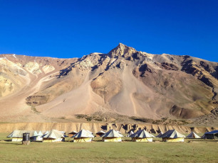Ein Sarchu-Zeltlager mit atemberaubendem Panoramablick auf die Berge an der Straße zwischen Leh und Manali, Indien © FS11