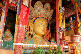Eine majestätische goldene Statue des Maitreya-Buddha im Thiksey-Kloster in Leh-Ladakh. Dies ist ein tibetisch-buddhistisches Kloster mit einer aktiven Mönchsgemeinschaft © Designbydx