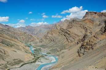 Ein klarer, blauer, schmaler Fluss entlang des Leh-Manali-Highways, der durch die Himalaya-Landschaft fließt. Leh Ladakh, Indien © Roberto Caucino