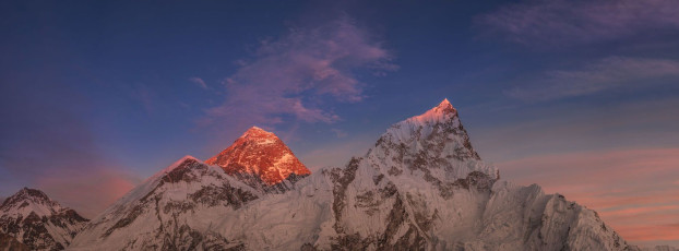 Die letzten Sonnenstrahlen beleuchten den Everest und den Nuptse-Gipfel. Dieses Bild wurde vom Gipfel des Kala Pattar in einer Höhe von 5550 m aufgenommen © JohnCrux