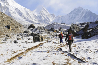 Wanderer in der Nähe von Gorak Shep, der letzten Siedlung mit Übernachtungsmöglichkeiten auf dem Weg zum Everest-Basislager, auf 5164 m Höhe. © yai112