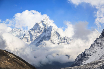 Der majestätische Gipfel der Ama Dablam ragt 6856 m hoch in die Luft. Das Bild wurde auf dem Weg zum Mount Everest Basislager in Nepal aufgenommen. © AsianDream